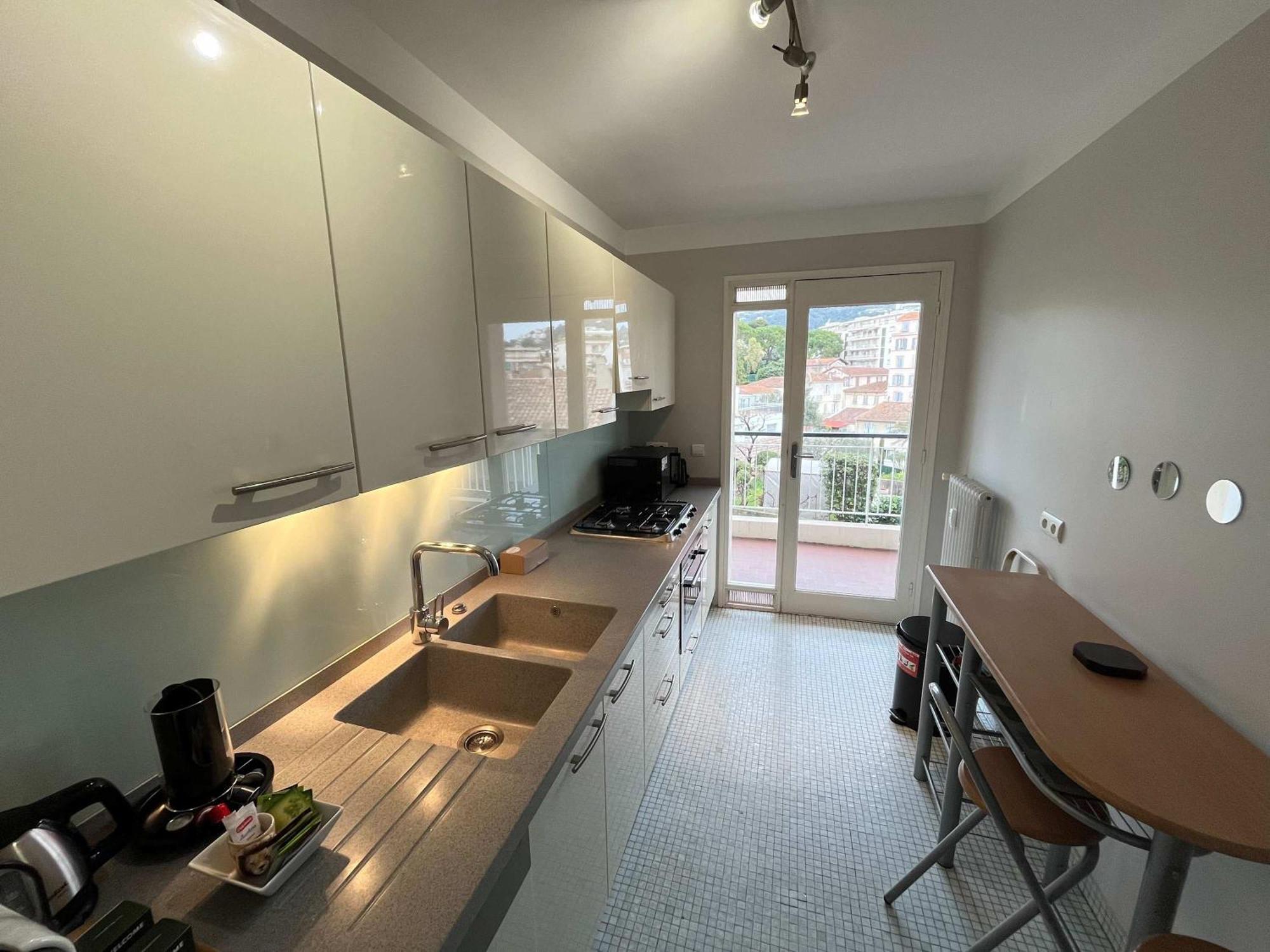 B052-bel Spacieux Grand Balcon Et Garage