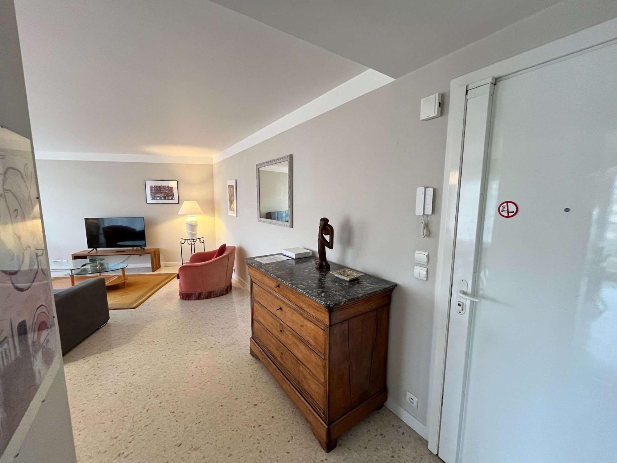B052-bel Spacieux Grand Balcon Et Garage * Cannes